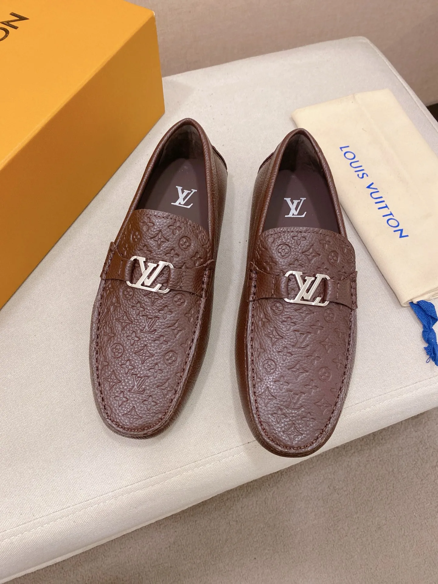 Factory price: 500💰High-end quality! LV 🆕🆕Exclusive hot-selling products in stock🔥🔥New products on the shelves, high-quality Ferragamo men's pea shoes, high-end casual driving shoes, with complete packaging! 💪 💪 Material: imported pebbled first-layer cowhide 🐂 + imported high-quality buffalo leather lining + wear-resistant outsole 👍🏻👍🏻 Features: high-end and comfortable, purely handmade 🚀 🚀 Create the perfect shoe that suits you best 🔥 🔥 Size: (38-44) 45 standard size can be customized!